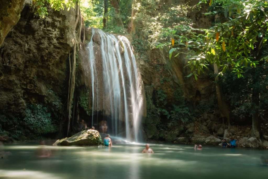living in thailand pros: Thailand has great weather